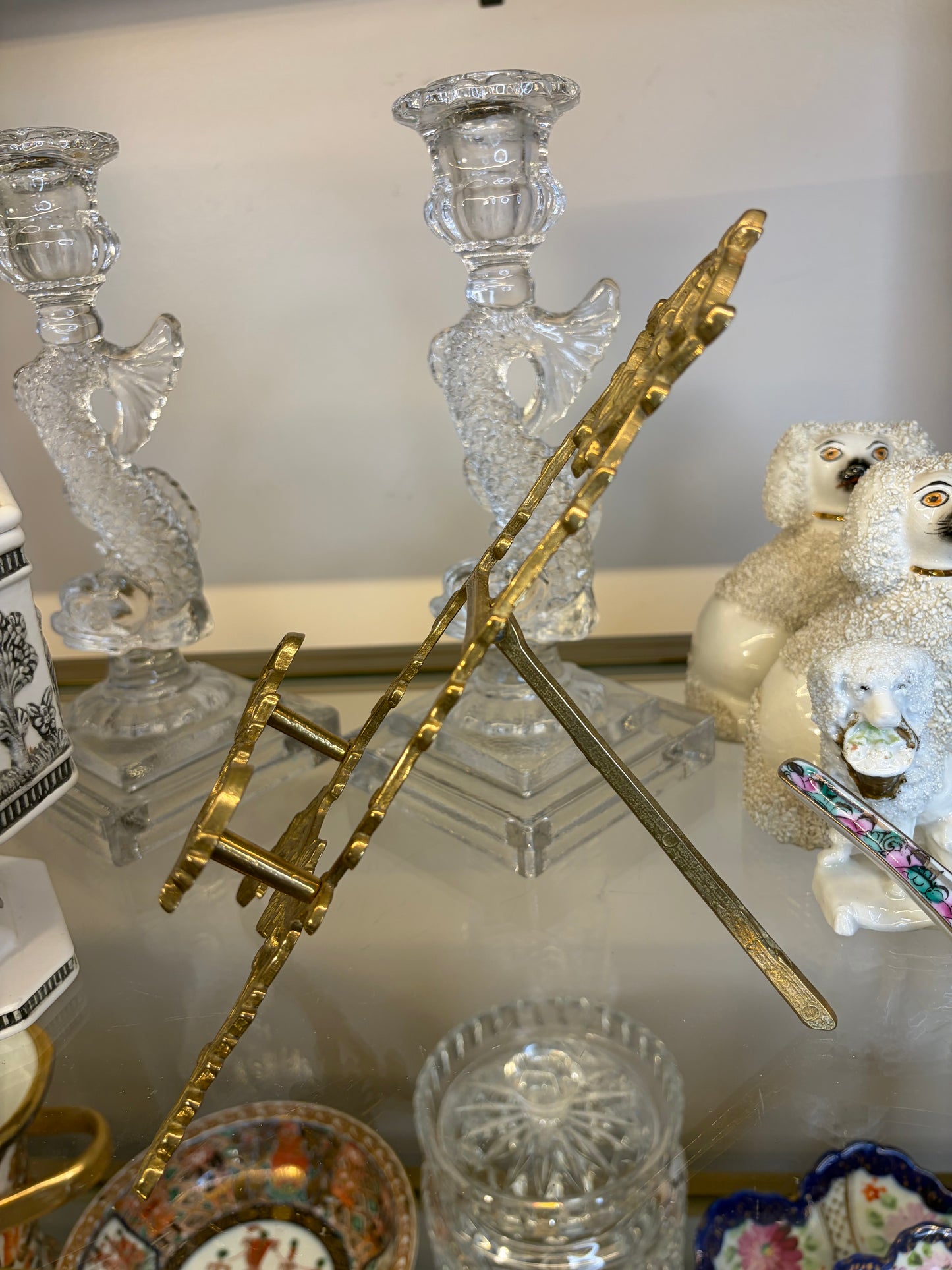 Lovely brass easel with floral!