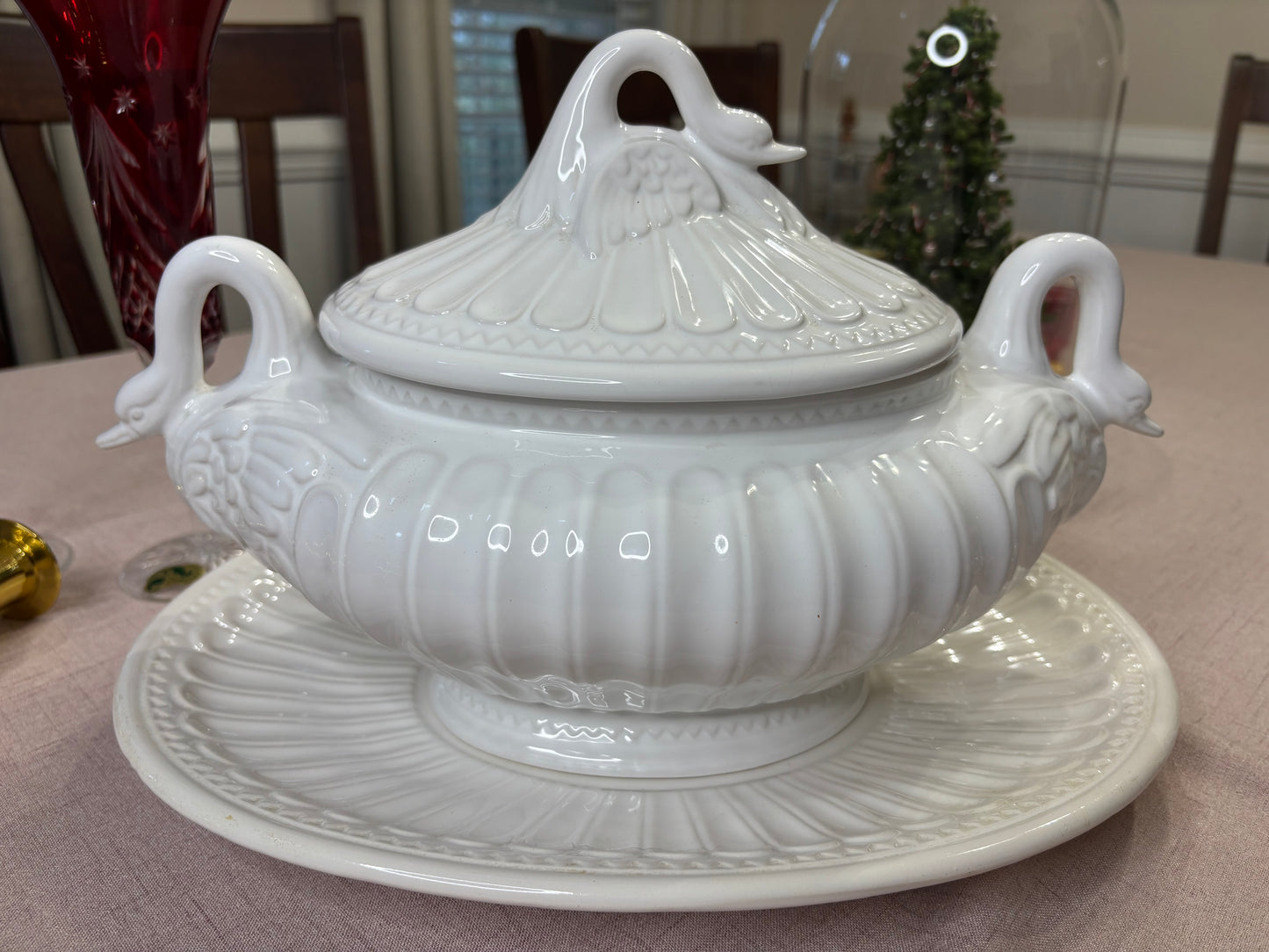 Beautiful swan tureen with under plate!
