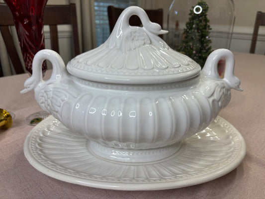 Beautiful swan tureen with under plate!
