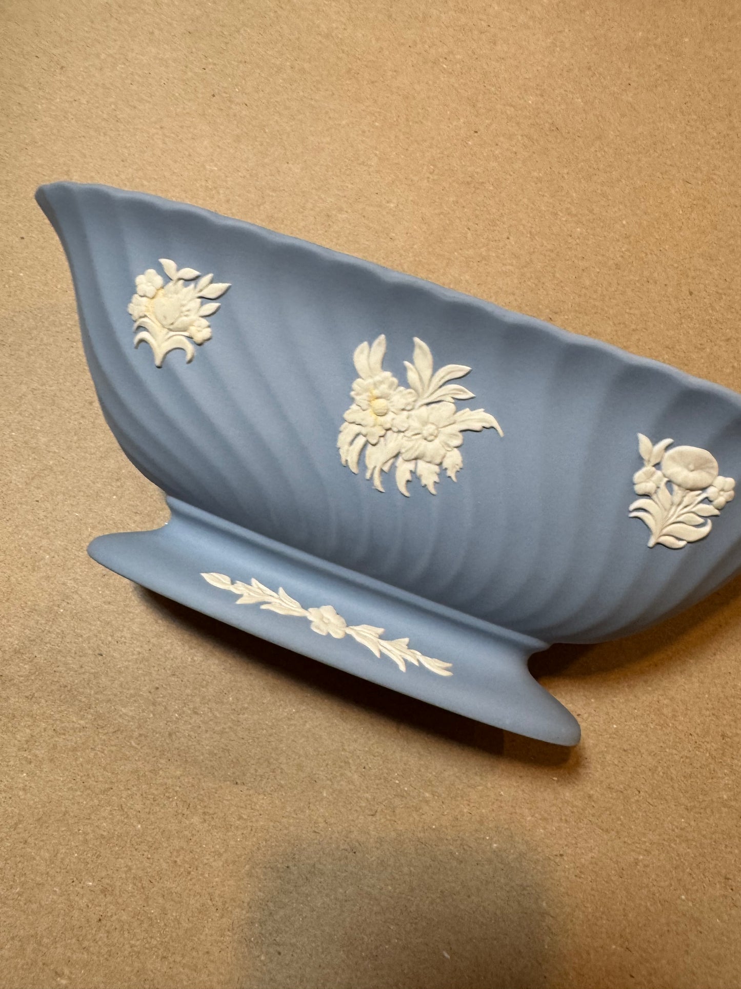 RESERVED - shopthepinkbow - Live 06/15 blue beautiful spiral flute center piece Wedgwood