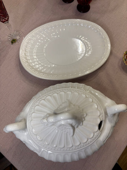 Beautiful swan tureen with under plate!