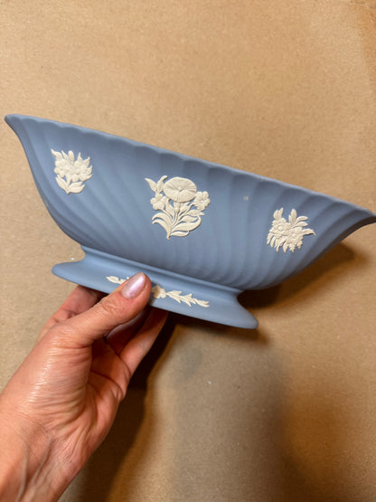 RESERVED - shopthepinkbow - Live 06/15 blue beautiful spiral flute center piece Wedgwood