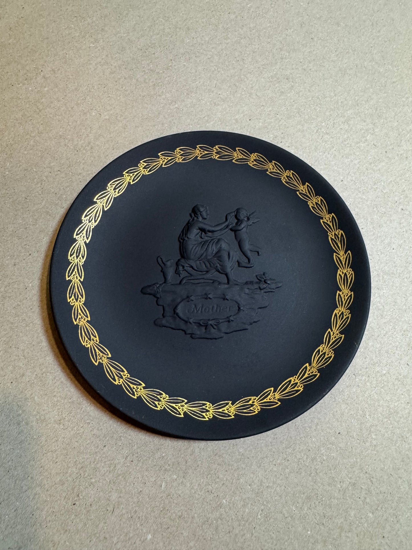 Black bassalt Wedgewood Mother plate