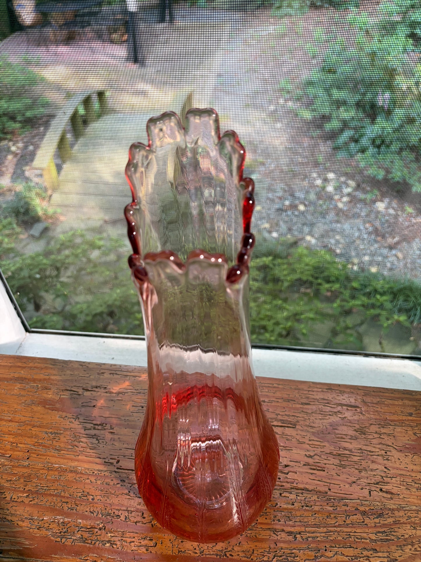 Stunning L.E. Smith Pink Victoria Fern Scroll swung stretch vase!