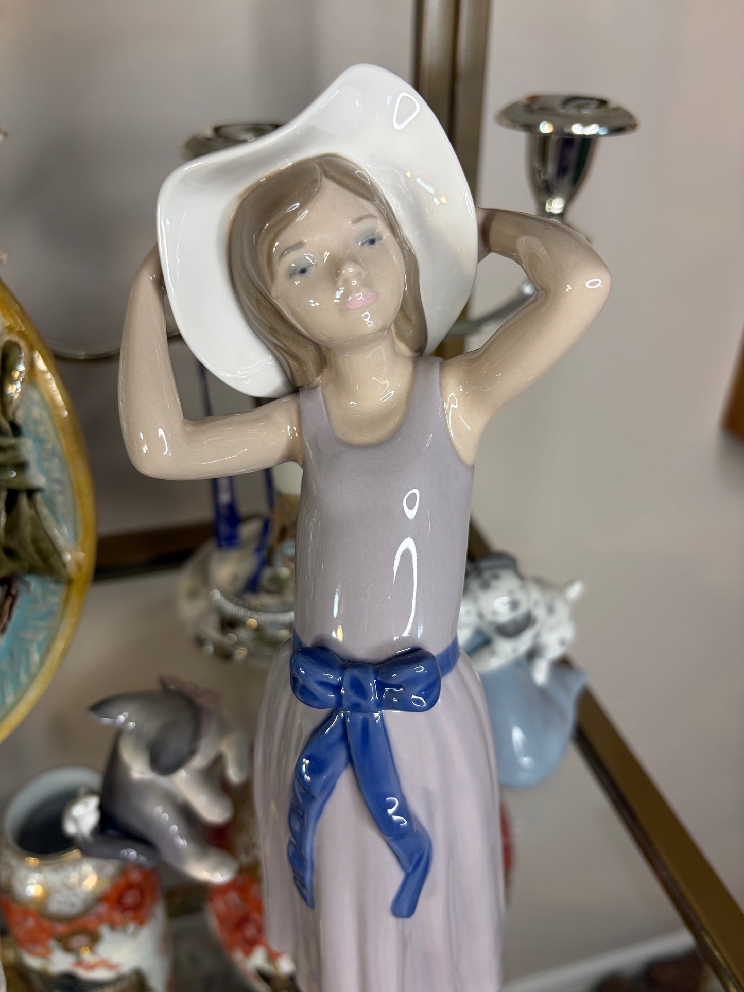 Lladro girl with sun hat figurine!