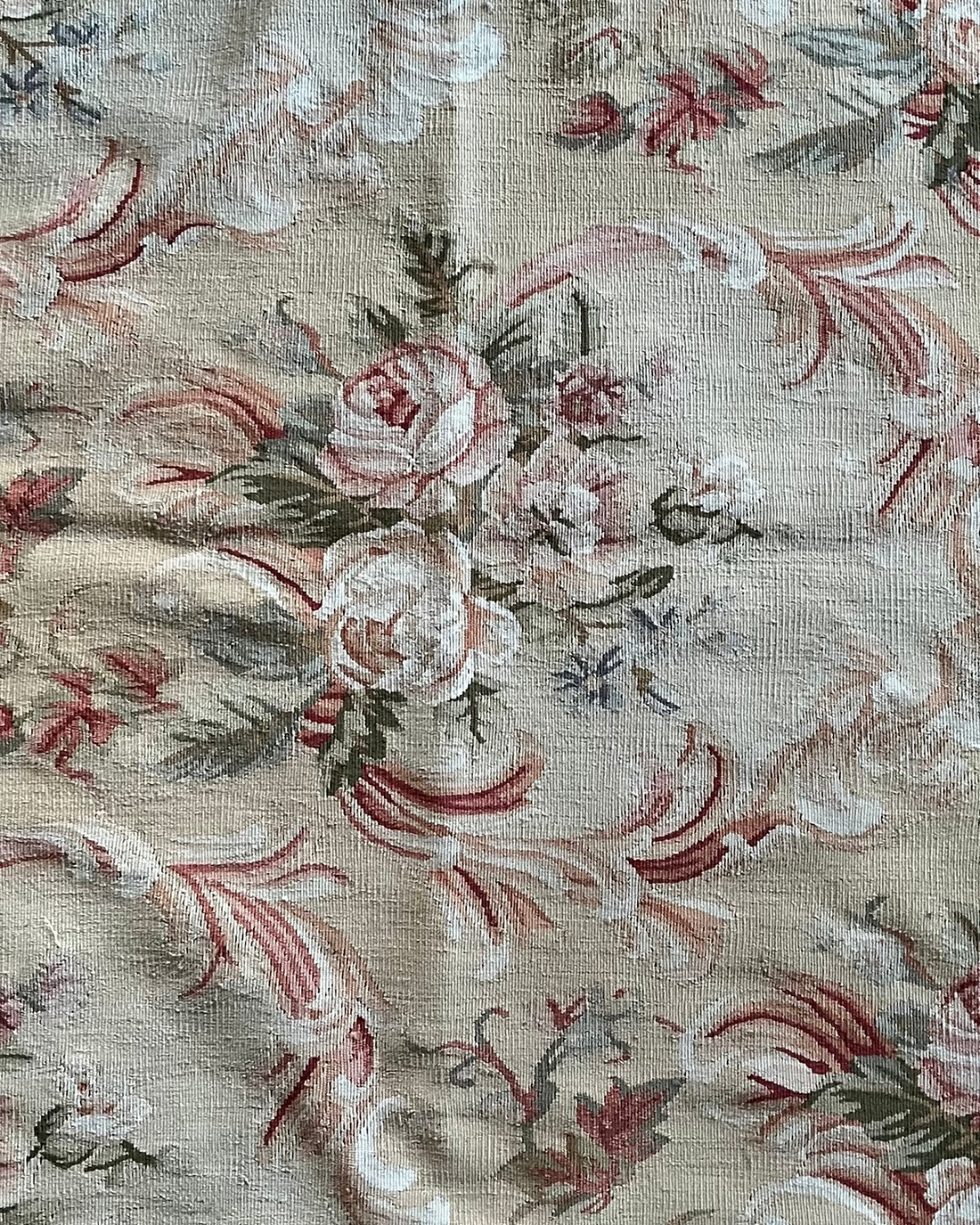 Live 09/01 Handwoven Aubusson Floral Rug – 6’ x 9’ – Soft PaletteRomantic Rose & Floral Design