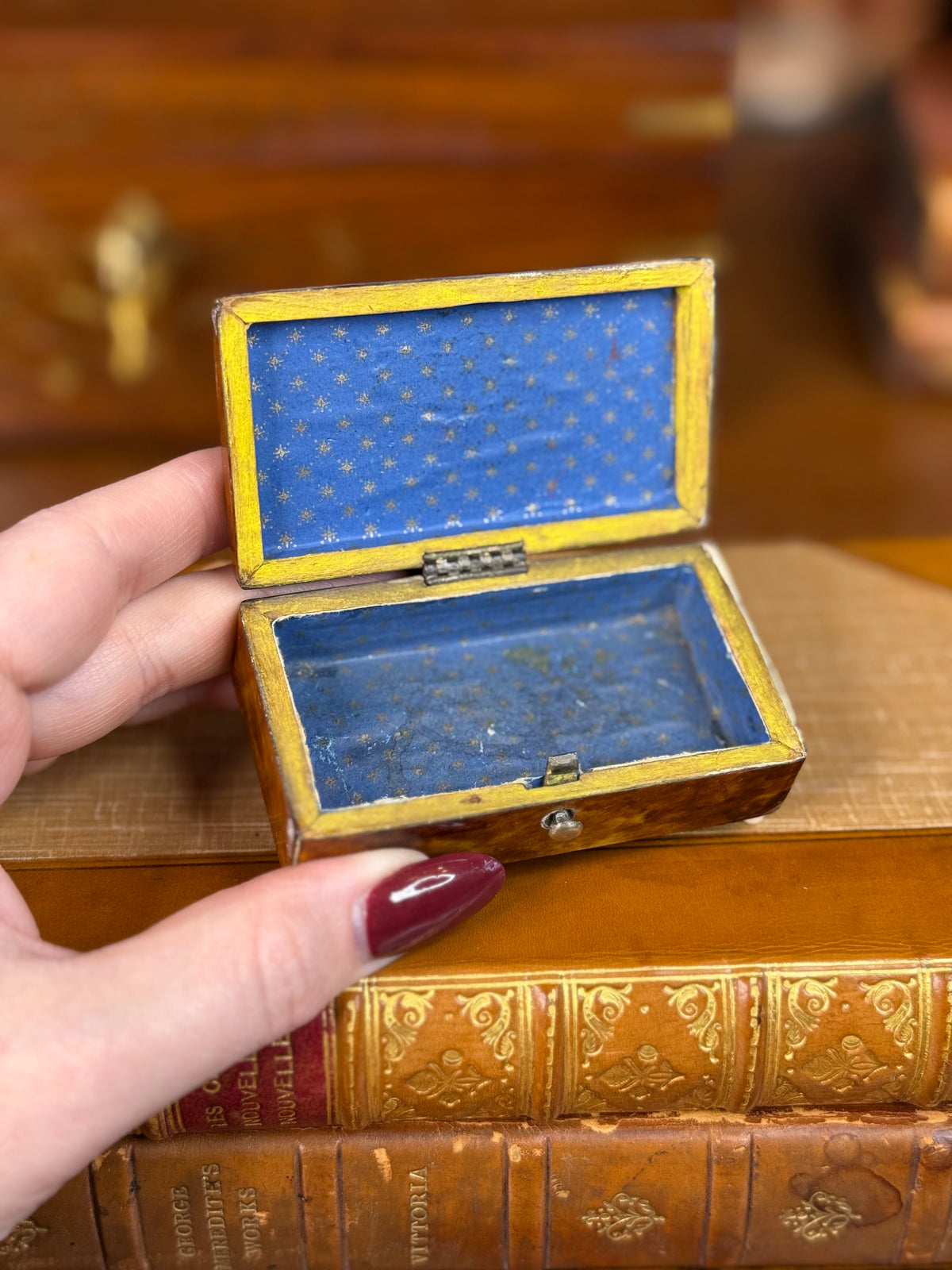 Antique English Tshell Trinket Snuff Box with Silver Cartouche & Bone Feet, c. 1900–1920 – 3”W