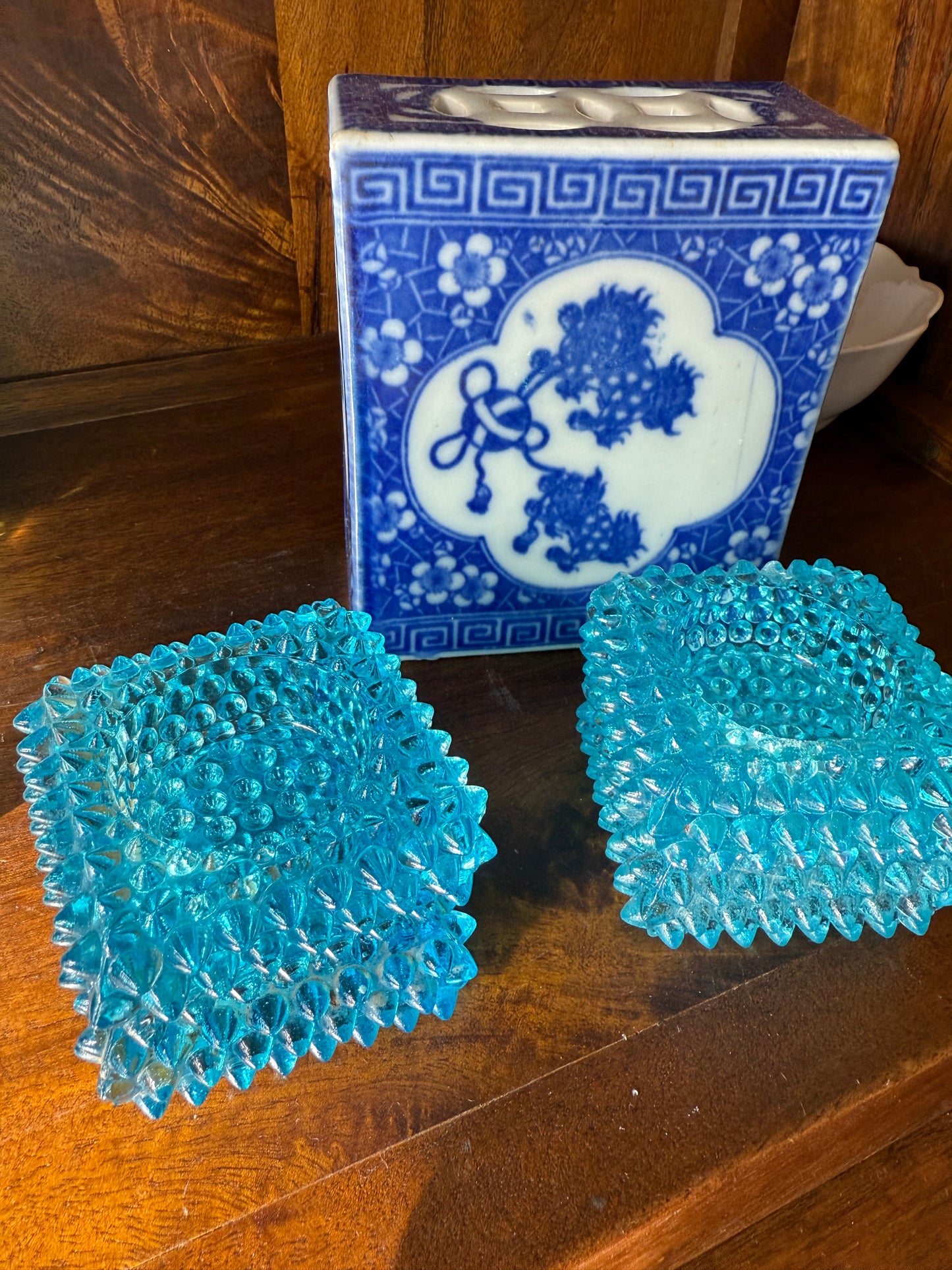 Live Yvonne 11/14- BW Vase + 4 Aqua Dishes