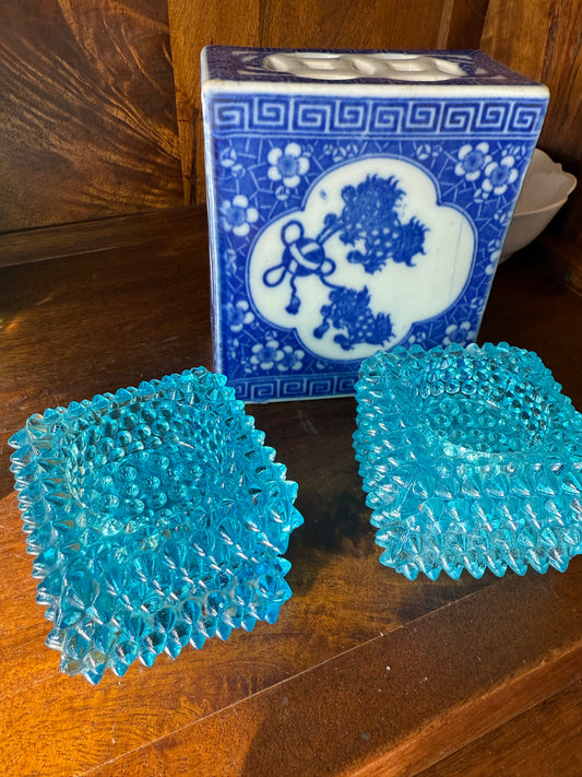 Live Yvonne 11/14- BW Vase + 4 Aqua Dishes