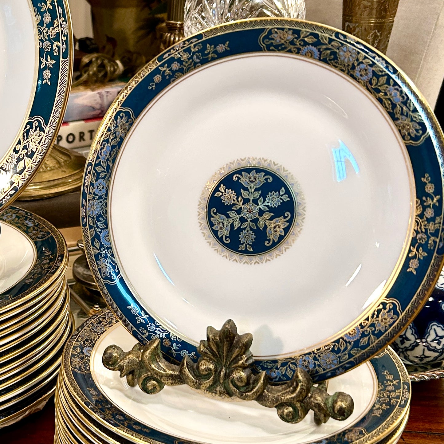 Absolutely stunning Set of 40 pieces bone china from designer ROYAL DOULTON England 8 five piece place settings