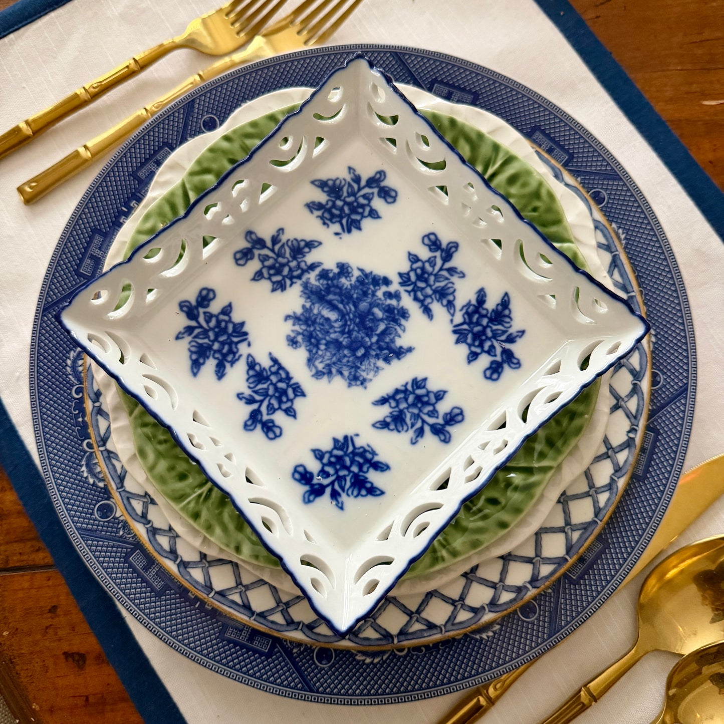 Beautiful blue & white reticulated porcelain floral  dish 6 x 6
