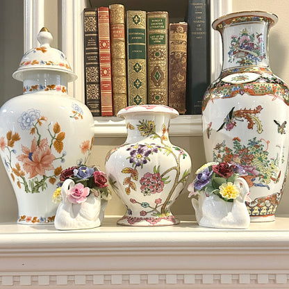 Stunning vintage chinoiserie floral tobacco leaf vase 7.5 h