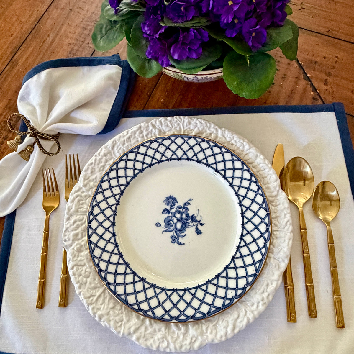 RARE! Set of 11 Bordallo Pinheiro White Cabbage large Plates, Made in Portugal, 11.5 d each