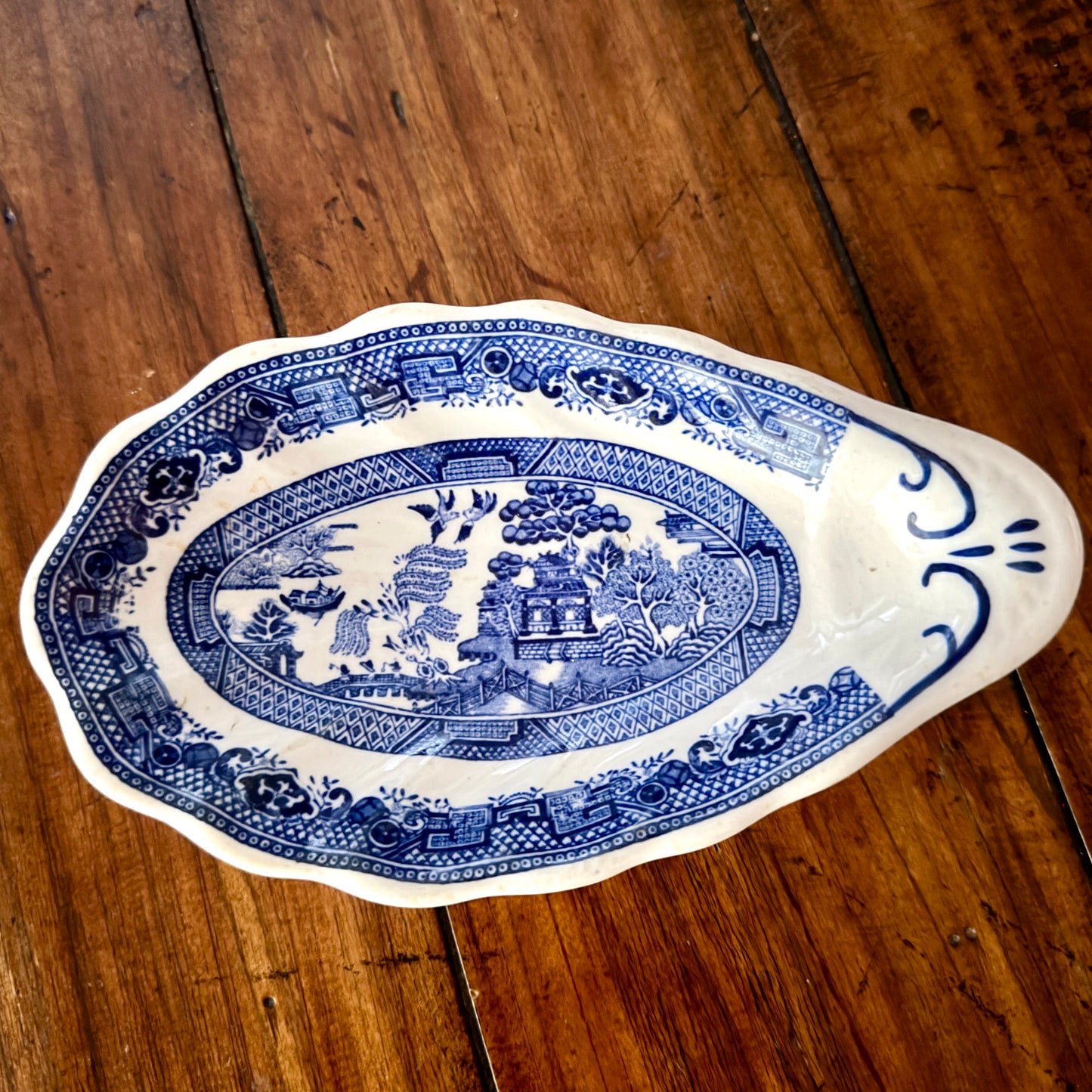 Vintage scalloped blue willow shell plate 8 x 5
