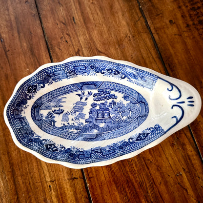 Vintage scalloped blue willow shell plate 8 x 5