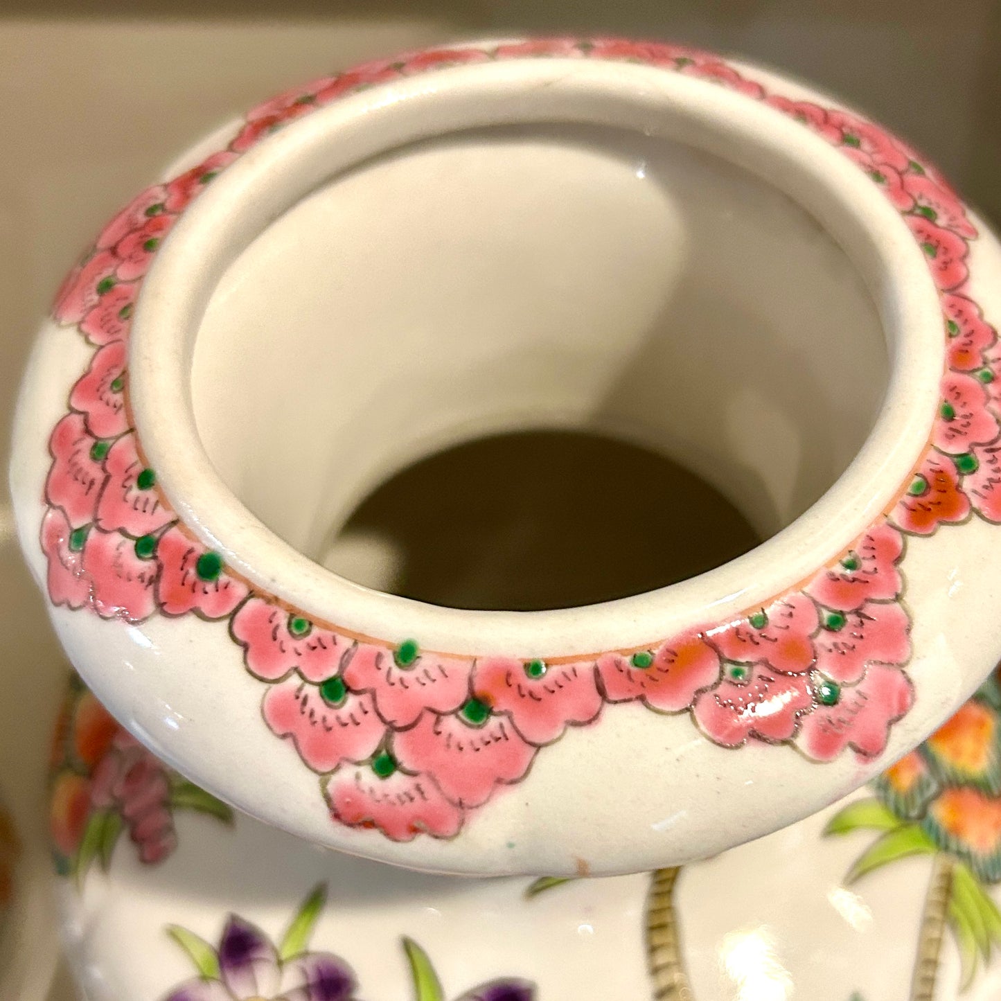 Stunning vintage chinoiserie floral tobacco leaf vase 7.5 h