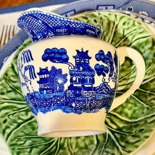 Vintage blue willow blue & white porcelain gravy boat creamer