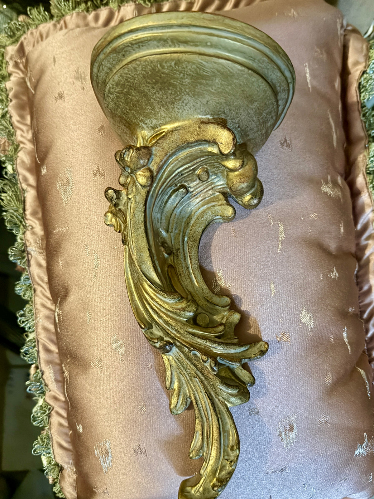 Vintage Hollywood regency gold gilt wall sconce