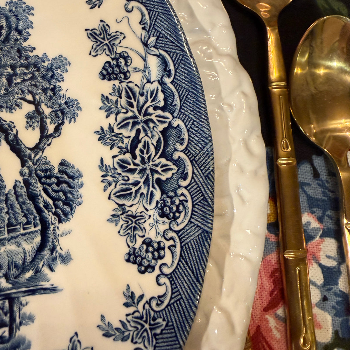 Set of 8 VINTAGE CHURCHILL BLUE WILLOW 10d DINNER PLATES