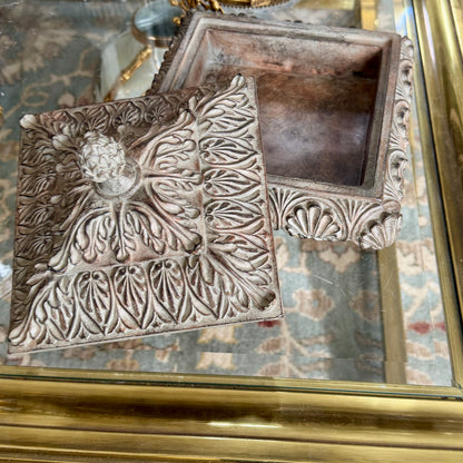 Beautiful baroque gold frame 8 x 8 large lidded box