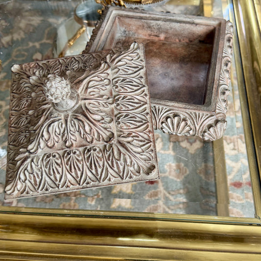 Beautiful baroque gold frame 8 x 8 large lidded box