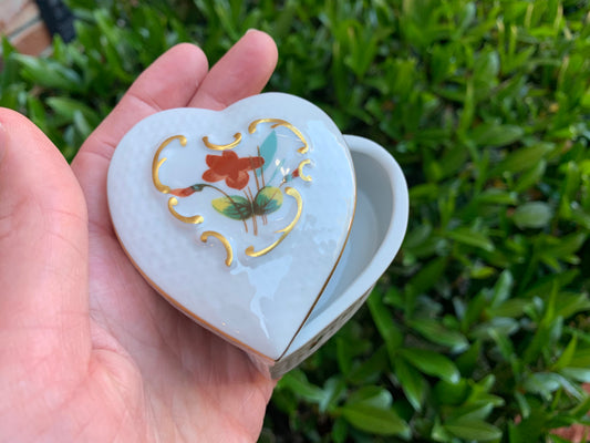 Sweetest Limoges Winterthur heart shaped trinket box! Excellent condition!