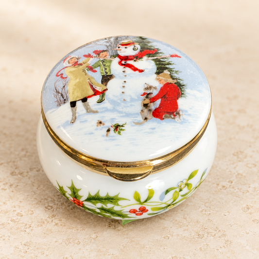 Vintage Avondale, fine bone, China, Staffordshire, England, Christmas porcelain box Vintage Avondale, fine bone China, Staffordshire, England, Christmas porcelain box