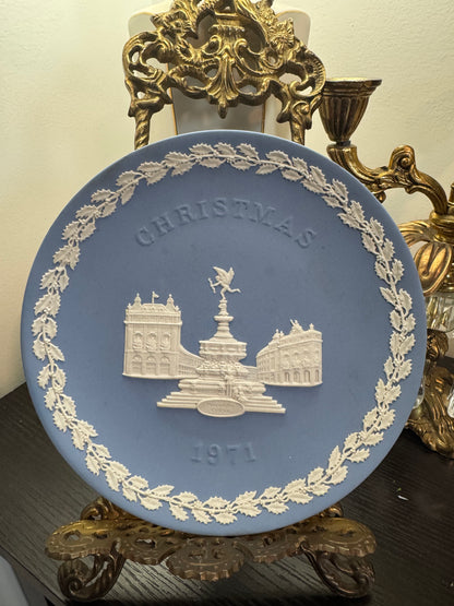 Wedgwood lavender Christmas plate 1971 Piccadilly Circus