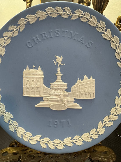 Wedgwood lavender Christmas plate 1971 Piccadilly Circus