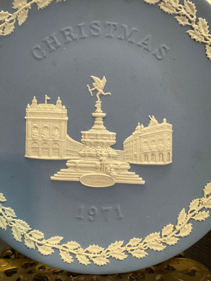 Wedgwood lavender Christmas plate 1971 Piccadilly Circus