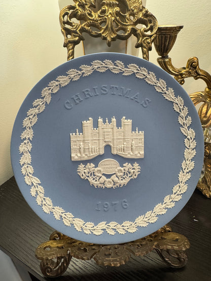 Wedgwood lavender Christmas plate 1976 Hampton Court