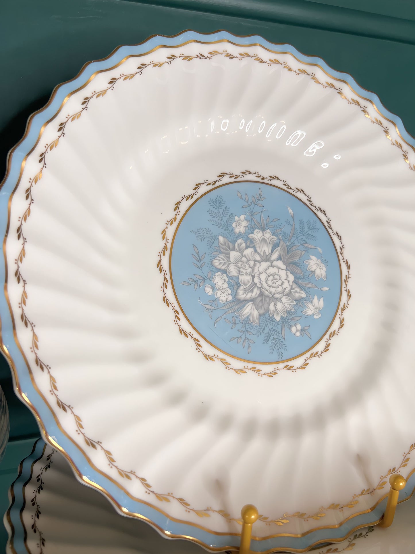 Beautiful Set of 6 Rare Royal Doulton Scalloped Gold Trimmed Dinner Plates