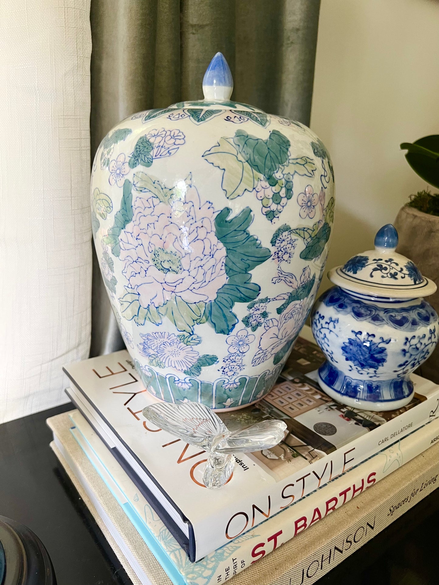 Beautiful Vintage Chinoiserie Ginger Jar With Pink Green & Blue Floral Motif