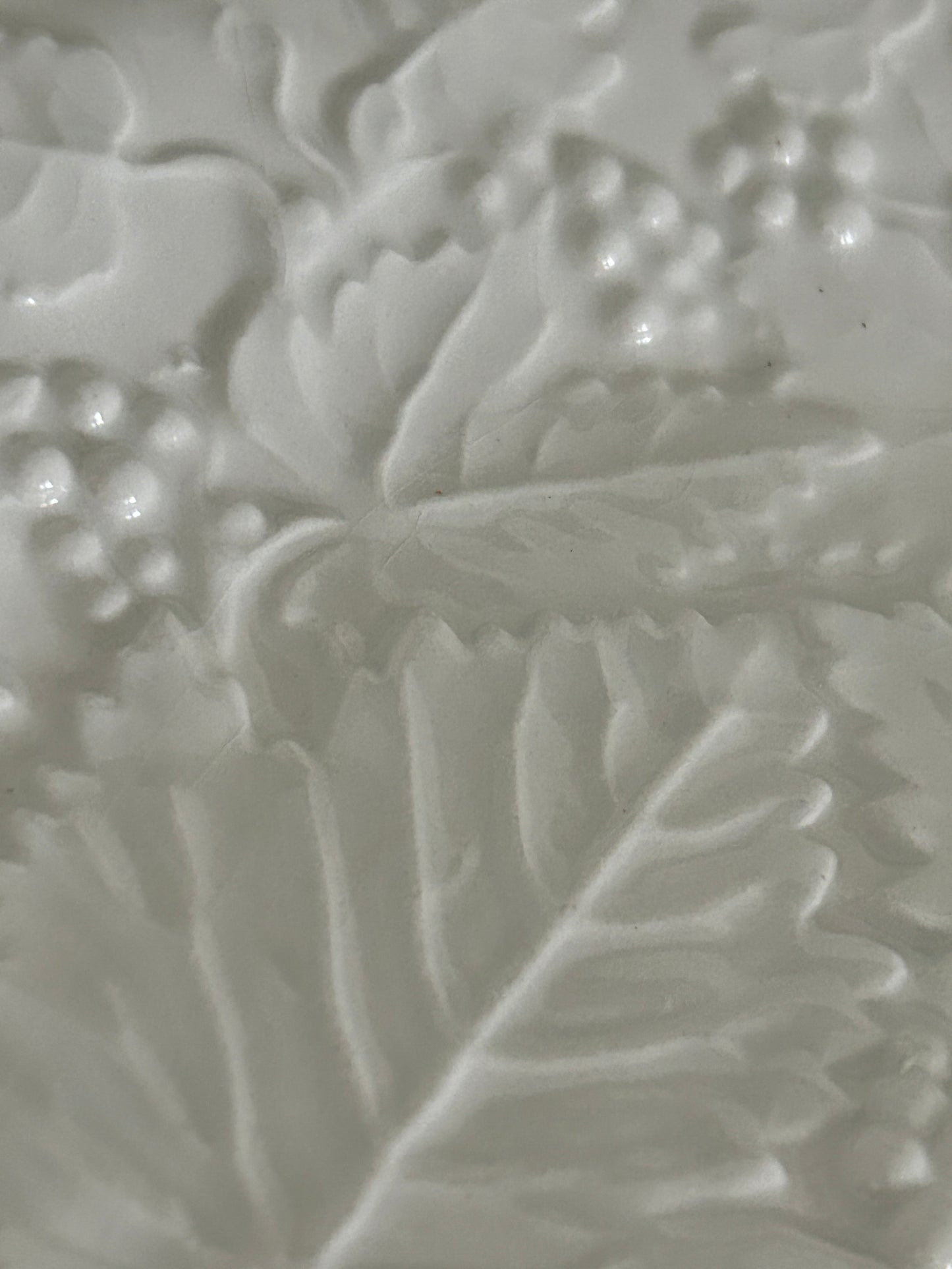 Lovely Vintage Italian White Majolica Style (6) Ceramic Leaf & Berry Plates