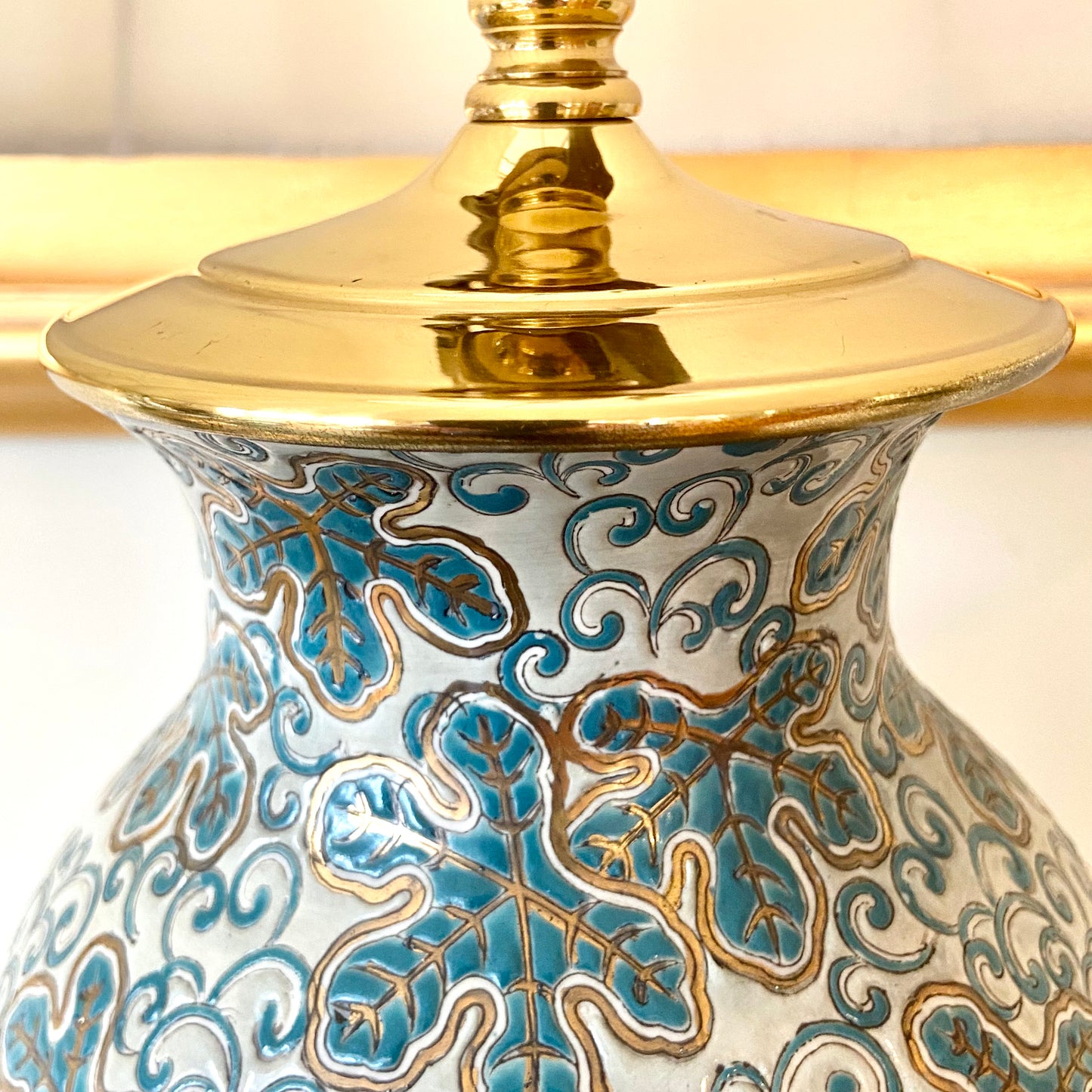 Exquisite Vintage designer blue & white  chinoiserie porcelain ginger jar lamp.