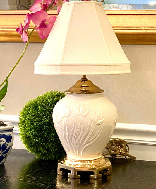 Beautiful designer Lenox ivory porcelain & brass vintage ginger jar lamp.