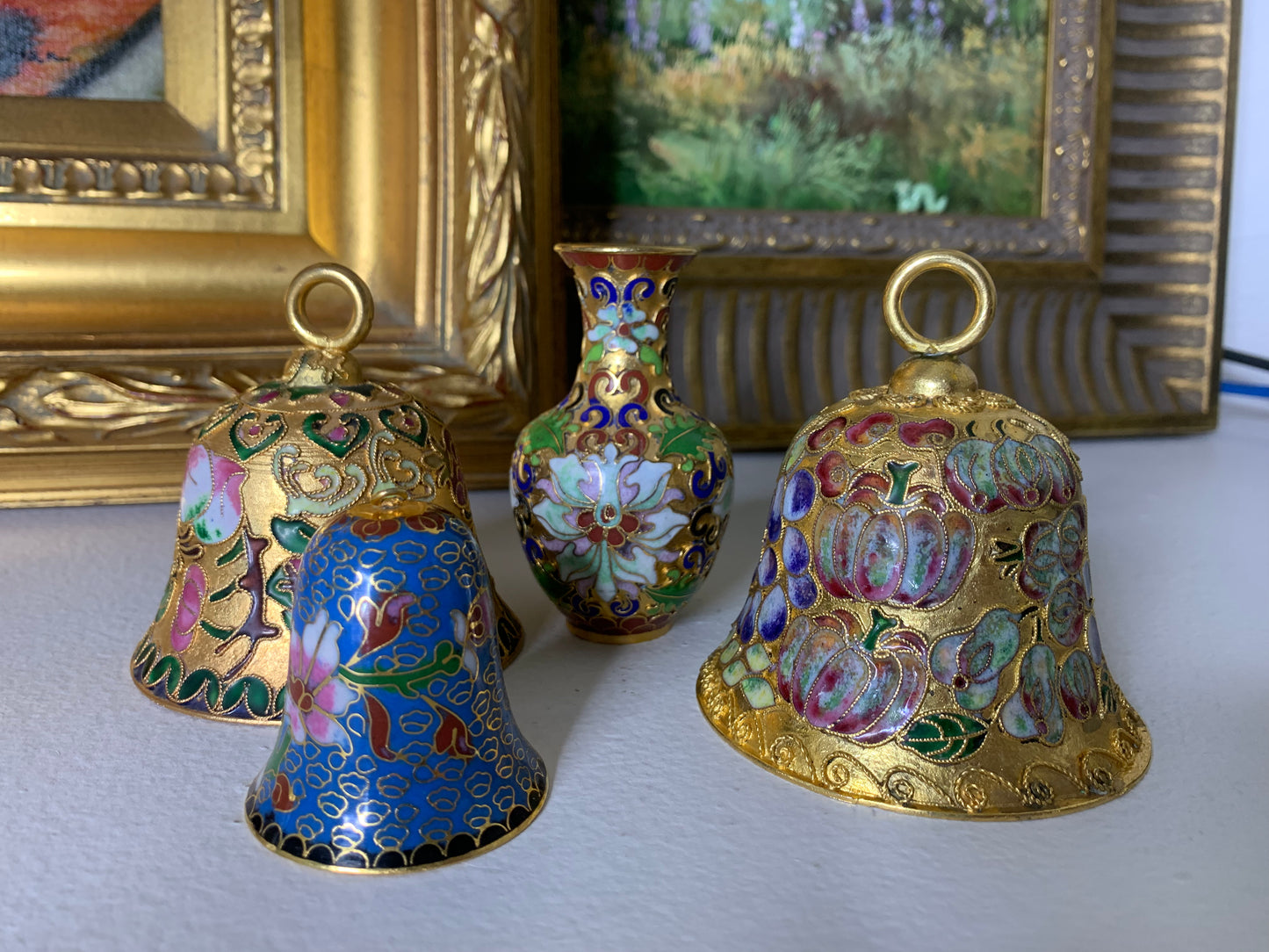 Beautiful cloisonné set including 3 bells and bud vase - Excellent condition!