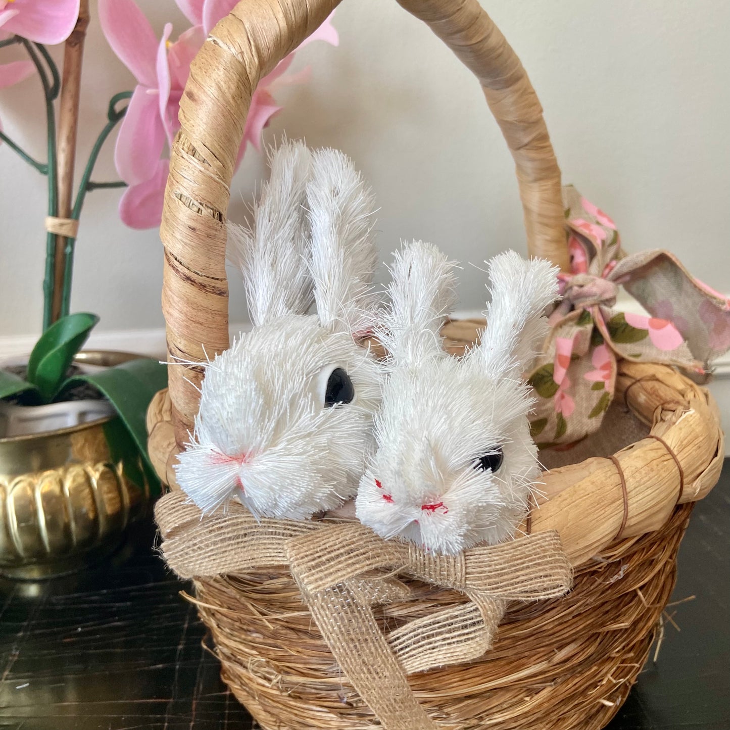 Set of 2 vintage rattan woven Easter baskets with bunny rabbits and bows.
